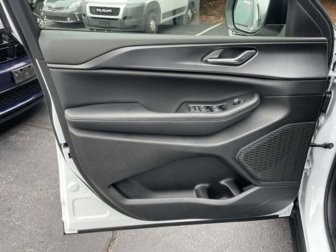 New 2025 Jeep Grand Cherokee Laredo w/ Luxury Tech Group I image 28