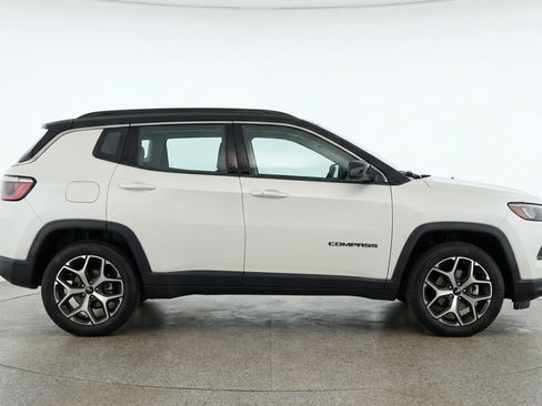Used 2025 Jeep Compass Limited image 11