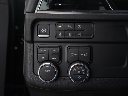 Used 2025 Chevrolet Suburban LT w/ Comfort Package image 32