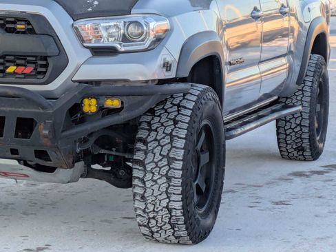 Used 2020 Toyota Tacoma TRD Off-Road image 10