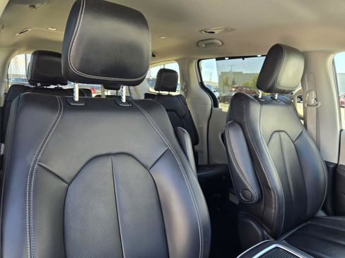 Used 2023 Chrysler Pacifica Touring-L FWD image 30
