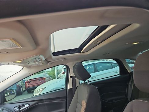 Used 2015 Ford Focus SE w/ SE Sport Package FWD image 12