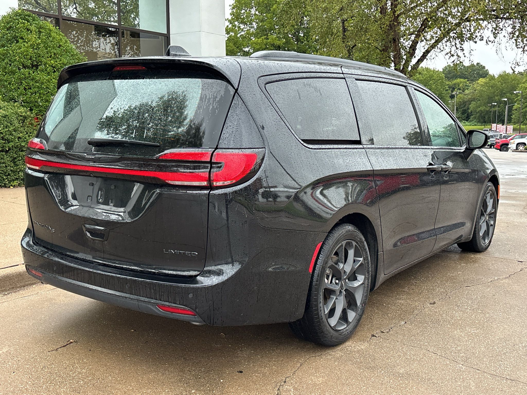 Used 2025 Chrysler Pacifica Limited FWD image 8