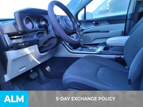 Used 2023 Kia Carnival LX image 4