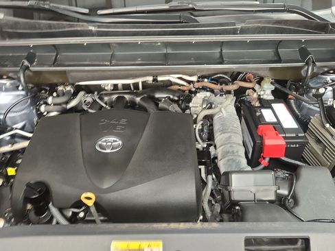 Used 2020 Toyota Highlander XLE FWD image 14