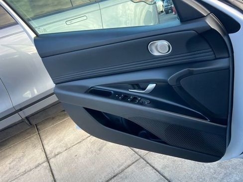 Certified 2025 Hyundai Elantra SEL image 18