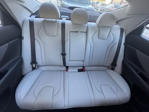 Used 2025 Hyundai Elantra Limited image 40