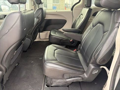 Used 2024 Chrysler Pacifica Touring-L image 12