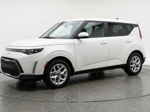 Used 2025 Kia Soul LX w/ LX Technology Package image 3