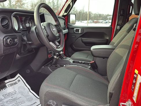 Used 2025 Jeep Wrangler Unlimited Rubicon AWD/4WD image 13