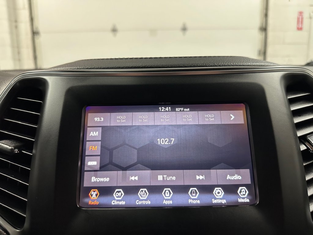 Used 2019 Jeep Cherokee Latitude Plus w/ Cold Weather Group AWD/4WD image 28