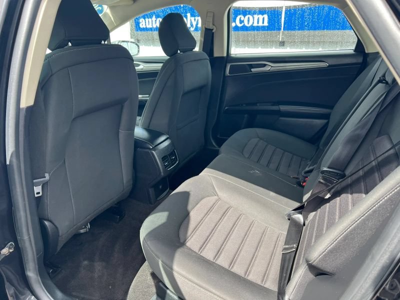 Used 2020 Ford Fusion SE FWD image 18