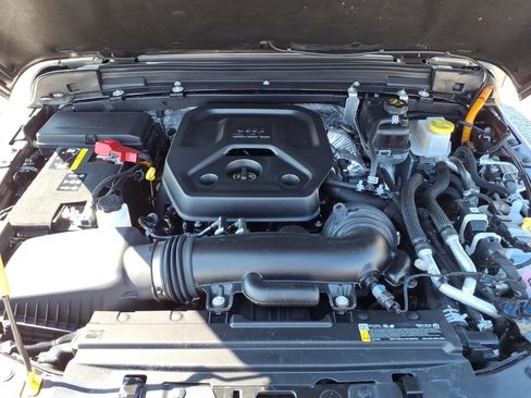 Used 2025 Jeep Wrangler Unlimited Sahara image 13