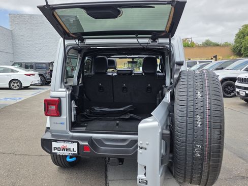 Used 2023 Jeep Wrangler Unlimited Sahara w/ Cold Weather Group AWD/4WD image 18