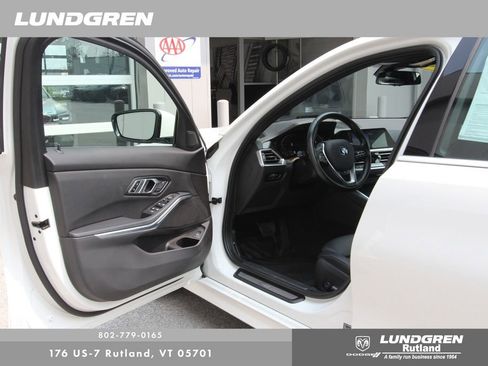 Used 2022 BMW 330i xDrive Sedan w/ Premium Package image 11