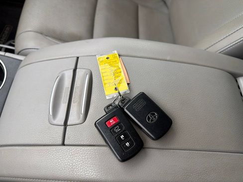 Used 2015 Toyota Highlander Limited w/ Driver Technology Package AWD/4WD image 31