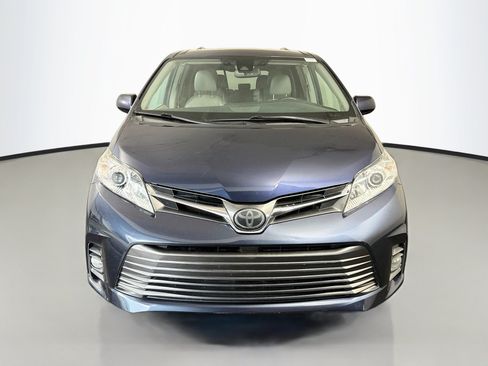 Used 2020 Toyota Sienna XLE FWD image 2