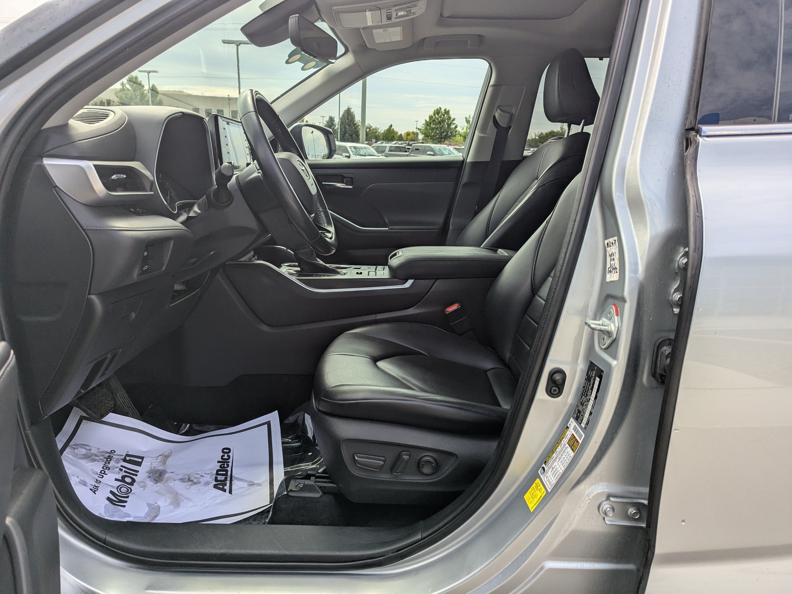 Used 2021 Toyota Highlander XLE AWD/4WD image 12
