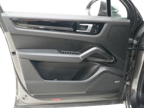 Used 2021 Porsche Cayenne AWD/4WD image 17