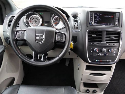 Used 2018 Dodge Grand Caravan SXT image 16