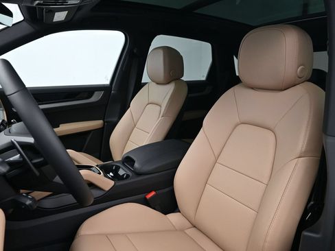 Certified 2026 Porsche Cayenne AWD/4WD image 5