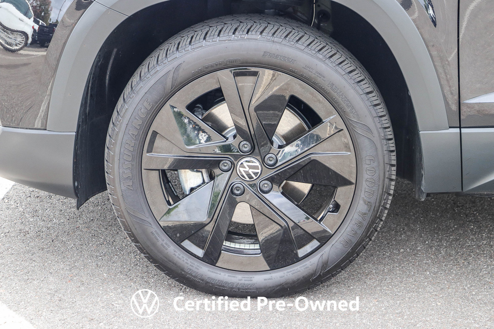 Certified 2025 Volkswagen Taos SE FWD image 12