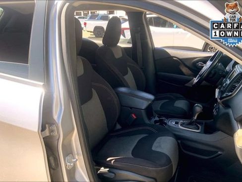 Used 2018 Jeep Cherokee Latitude w/ Altitude Package FWD image 7