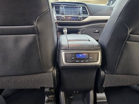 Used 2019 Toyota Highlander XLE FWD image 29
