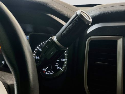 Used 2019 Nissan Titan SV w/ SV Convenience Package RWD image 13