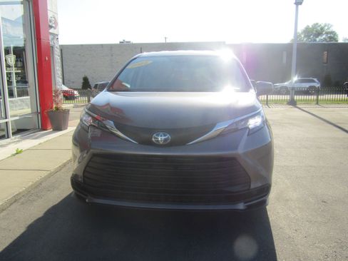 Used 2022 Toyota Sienna LE FWD image 3