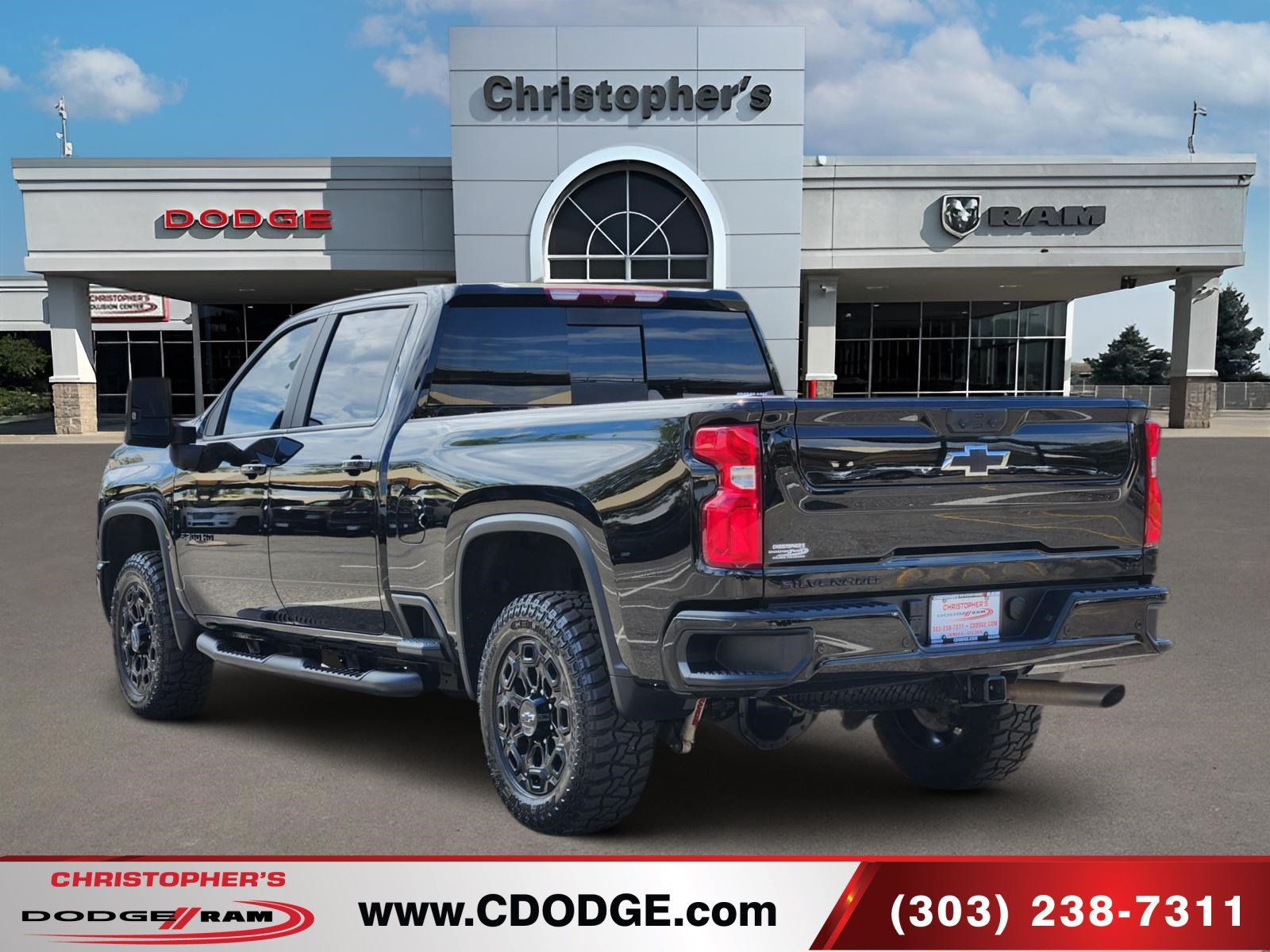 Used 2024 Chevrolet Silverado 2500 LT w/ Midnight Edition AWD/4WD image 5