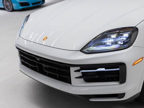 Certified 2025 Porsche Cayenne E-Hybrid Coupe image 33