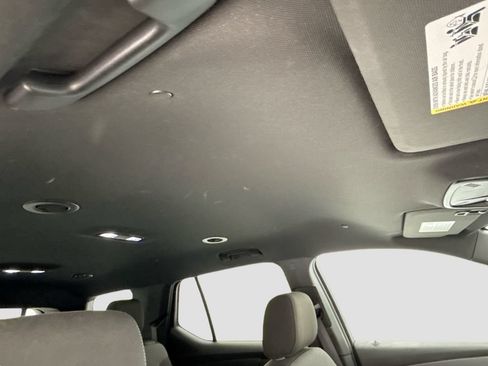 Used 2023 Chevrolet Traverse LT FWD image 16