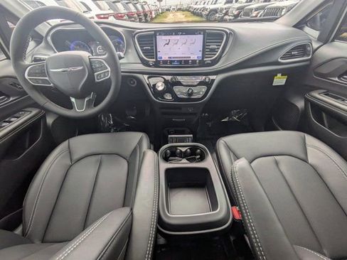 New 2026 Chrysler Pacifica Select image 13
