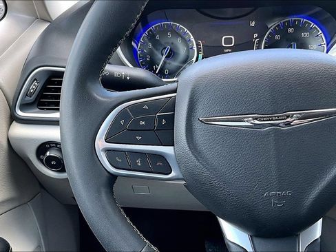 Used 2023 Chrysler Pacifica Touring-L FWD image 18