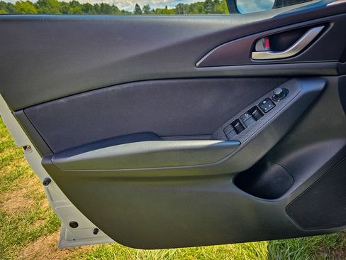 Used 2014 MAZDA MAZDA3 i SV FWD image 9