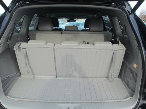 Used 2018 Toyota Highlander XLE AWD/4WD image 12