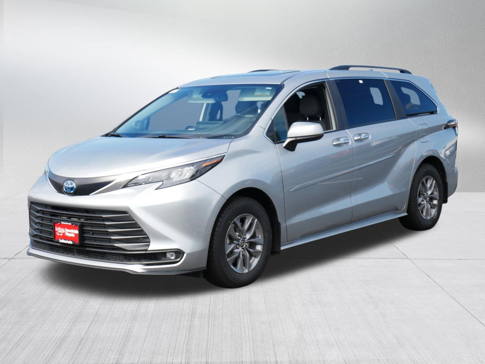 Certified 2025 Toyota Sienna XLE w/ XLE Plus Package AWD/4WD image 3