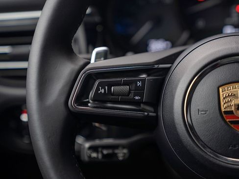 Certified 2026 Porsche Macan AWD/4WD image 7