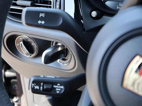 Certified 2025 Porsche Macan AWD/4WD image 32