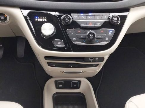 Used 2020 Chrysler Pacifica Touring-L Plus w/ Advanced Safetytec Group image 18