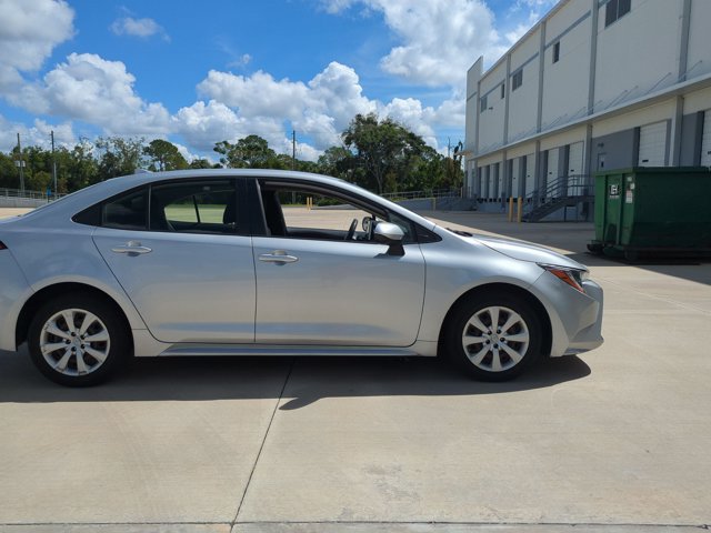 Used 2021 Toyota Corolla LE FWD image 4