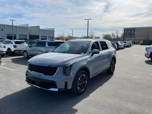 Used 2025 Kia Sorento S image 3