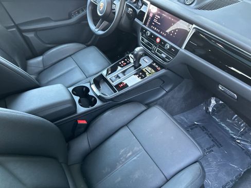 Certified 2025 Porsche Macan AWD/4WD image 17