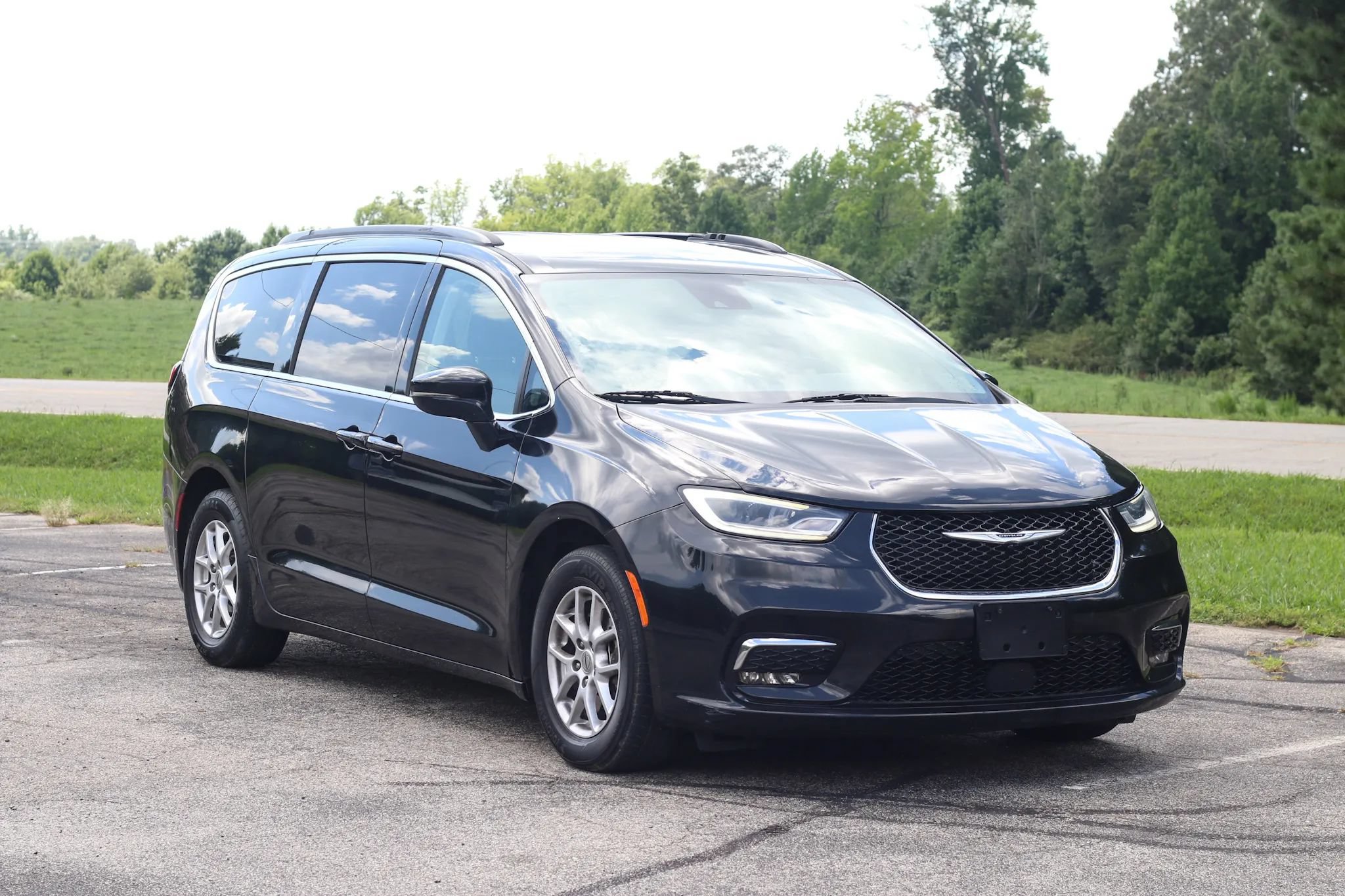 Used 2022 Chrysler Pacifica Touring-L FWD image 1