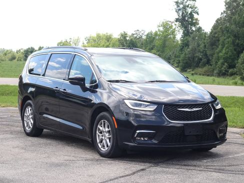 Used 2022 Chrysler Pacifica Touring-L FWD image 1