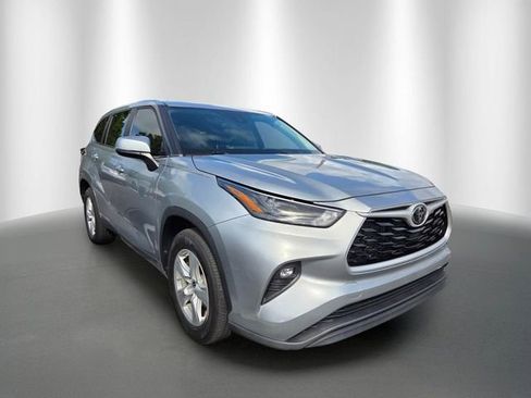 Used 2023 Toyota Highlander LE FWD image 3