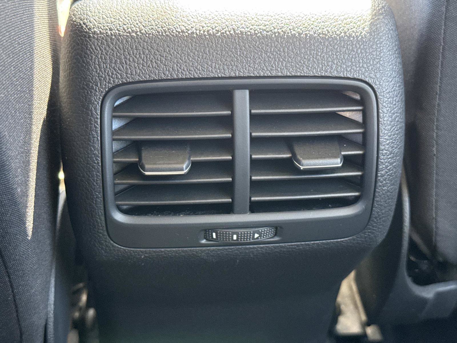 Used 2018 Volkswagen e-Golf SE w/ DC Fast Charging Package FWD image 13