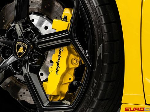 Used 2021 Lamborghini Huracan EVO RWD image 24