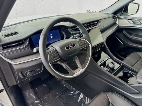 Used 2025 Jeep Grand Cherokee Limited w/ Luxury Tech Group II image 9